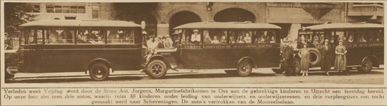870646 Afbeelding van drie autobussen met minder valide kinderen, die een uitstapje gaan maken naar Scheveningen, op de ...